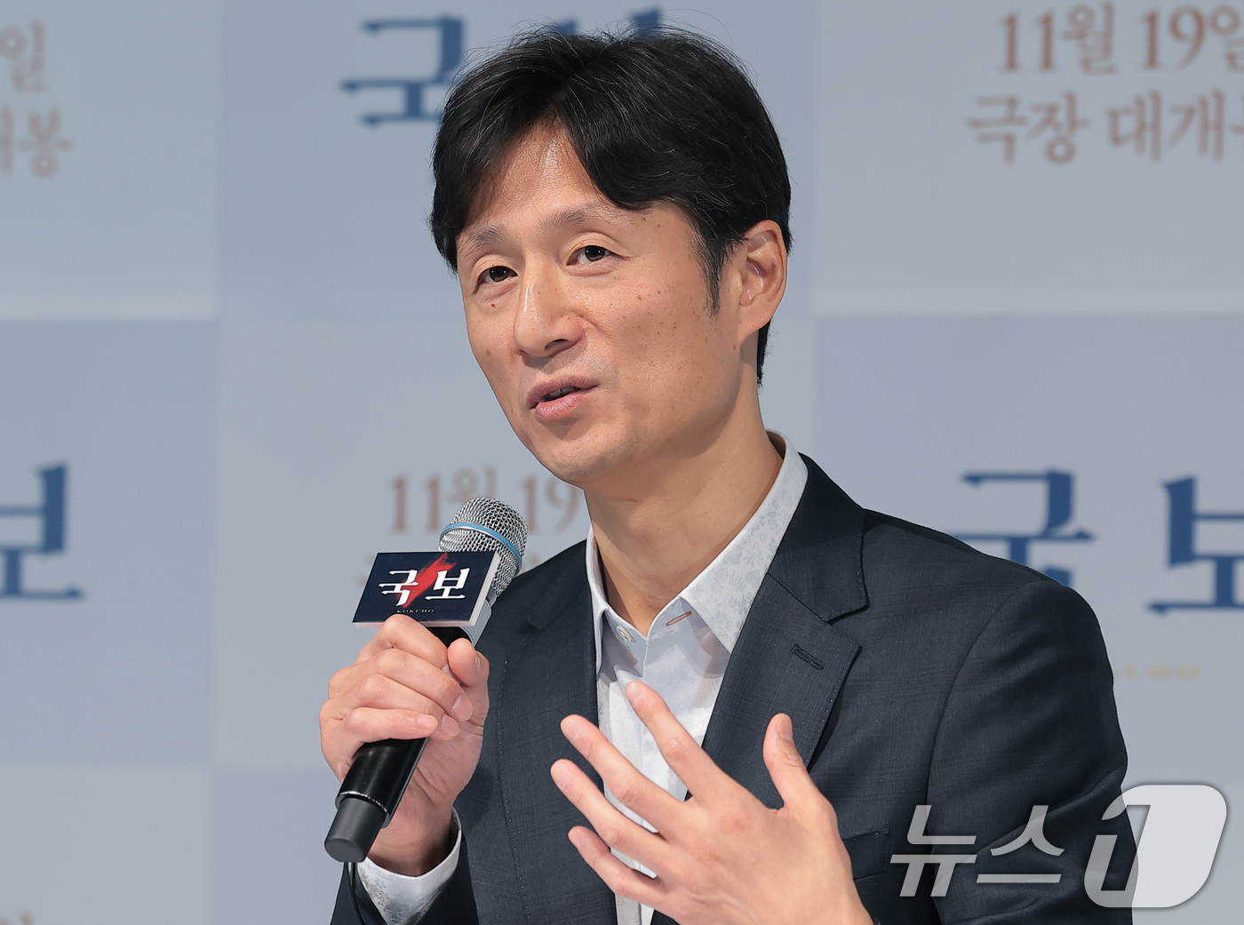 (서울=뉴스1) 권현진 기자 = 이상일 감독이 13일 오후 용산구 CGV용산아이파크몰에서 열린 영화 ‘국보’의 언론시사회에 참석해 취재진 질문에 답하고 있다.'국보'는 국보의 경지 …