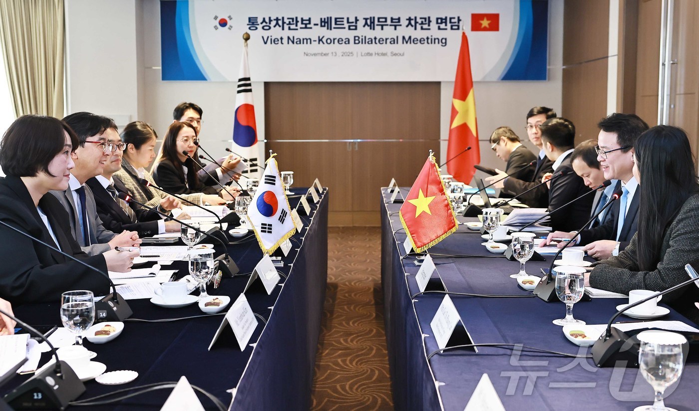 (서울=뉴스1) = 박정성 산업통상부 통상차관보기 13일 오후 서울 소공동 롯데호텔에서 쩐 꿕 프엉 베트남 재무부 차관과 면담을 갖고, 한국 진출기업 애로해소 방안과 원전협력 등 …