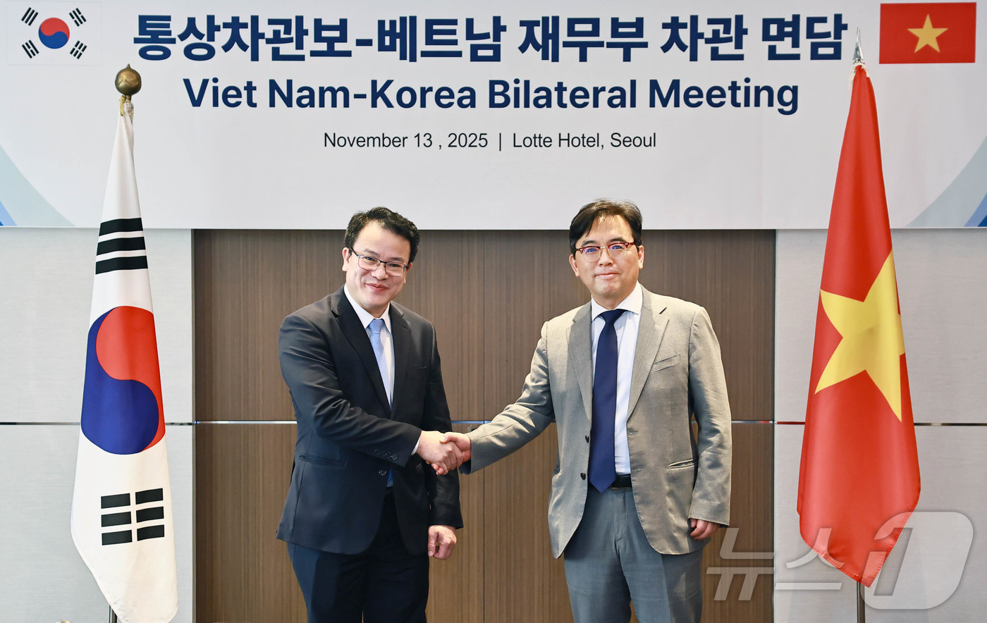 (서울=뉴스1) = 박정성 산업통상부 통상차관보가 13일 오후 서울 소공동 롯데호텔에서 쩐 꿕 프엉 베트남 재무부 차관과 면담을 하고 기념 사진 촬영을 하고 있다. (산업통상자원부 …