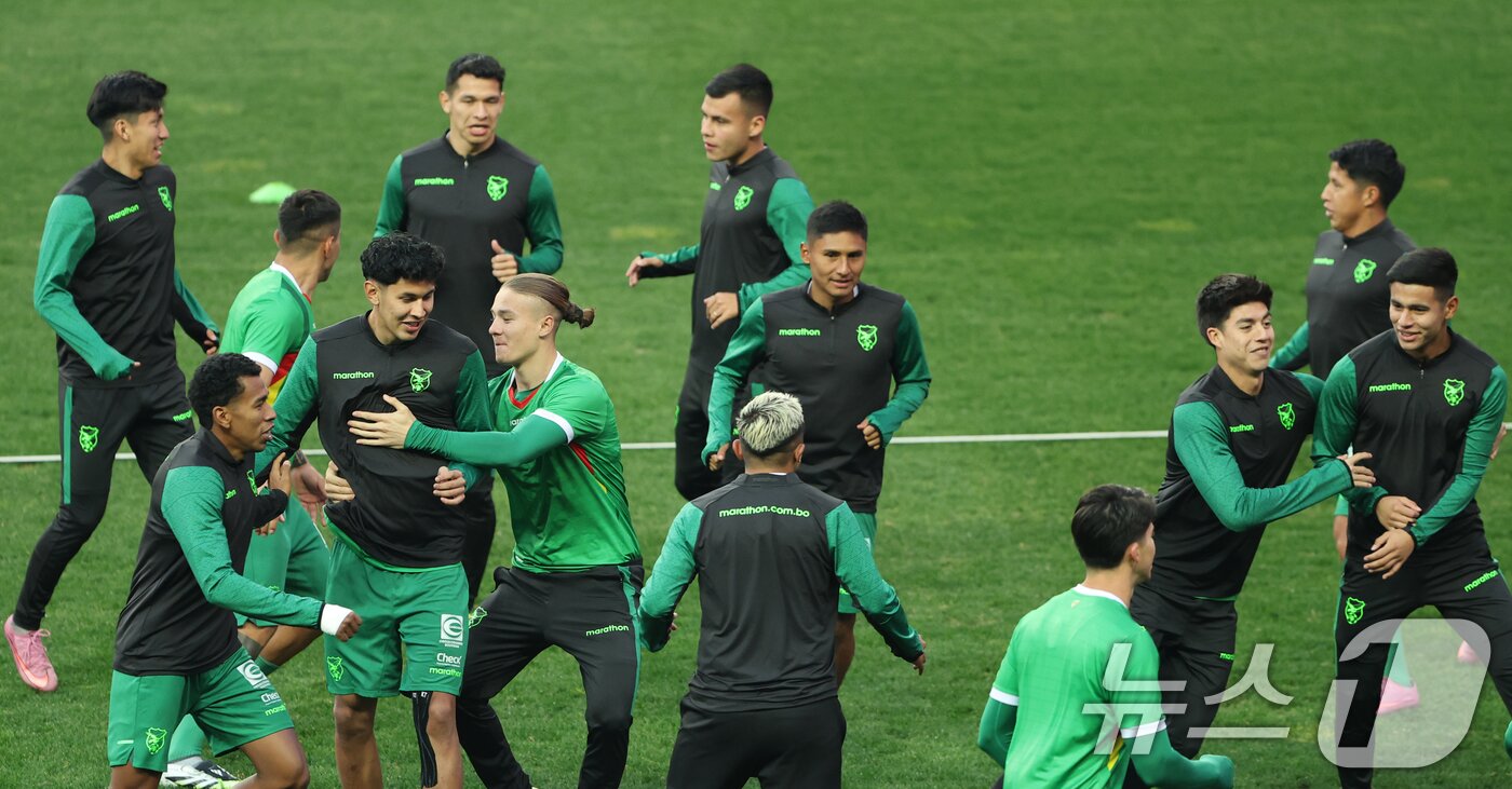 본문 이미지 - 볼리비아 축구 국가대표팀이 13일 대전 유성구 대전월드컵경기장에서 국가대표팀과 친선경기에 앞서 훈련하고 있다. 대한민국 축구 국가대표팀과 볼리비아의 친선경기는 14일 오후 8시 대전월드컵경기장에서 열린다. 2025.11.13/뉴스1 ⓒ News1 김기태 기자