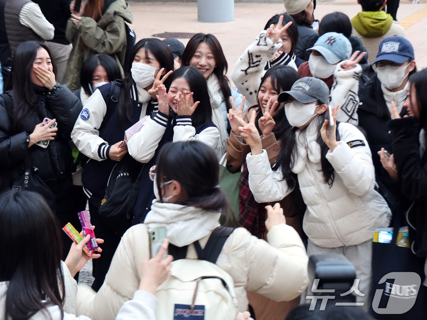 (서울=뉴스1) 황기선 기자 = 2026학년도 대학수학능력시험일인 13일 오후 서울특별시교육청 13지구 제14시험장인 서울 영등포구 여의도여자고등학교에서 수험생들이 시험장을 나서며 …