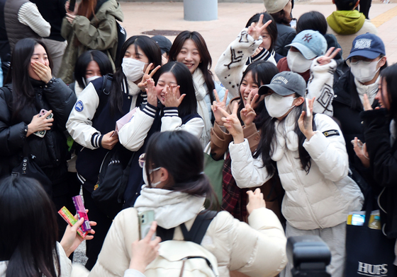 "'이제 끝났다' 후련해요"…수험생들 한강·홍대서 해방감 만끽