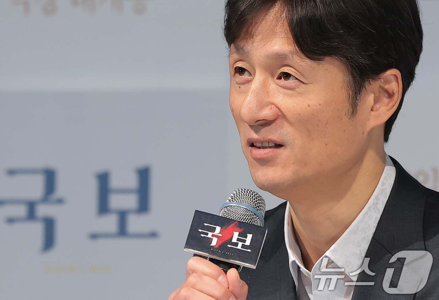 (서울=뉴스1) 권현진 기자 = 이상일 감독이 13일 오후 용산구 CGV용산아이파크몰에서 열린 영화 ‘국보’의 언론시사회에 참석해 취재진 질문에 답하고 있다.'국보'는 국보의 경지 …