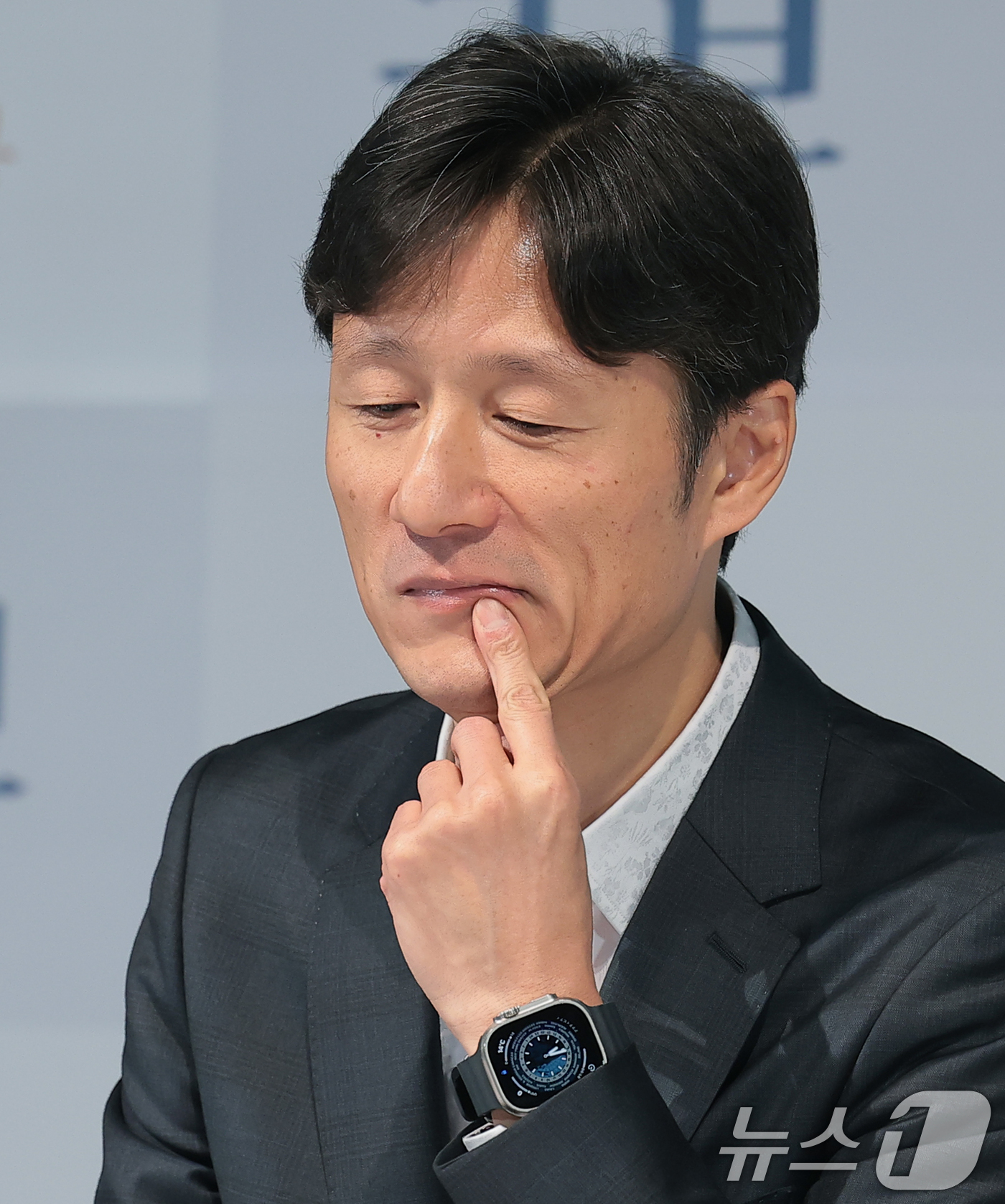 (서울=뉴스1) 권현진 기자 = 이상일 감독이 13일 오후 용산구 CGV용산아이파크몰에서 열린 영화 ‘국보’의 언론시사회에 참석해 생각에 잠겨있다.'국보'는 국보의 경지에 오르기 …