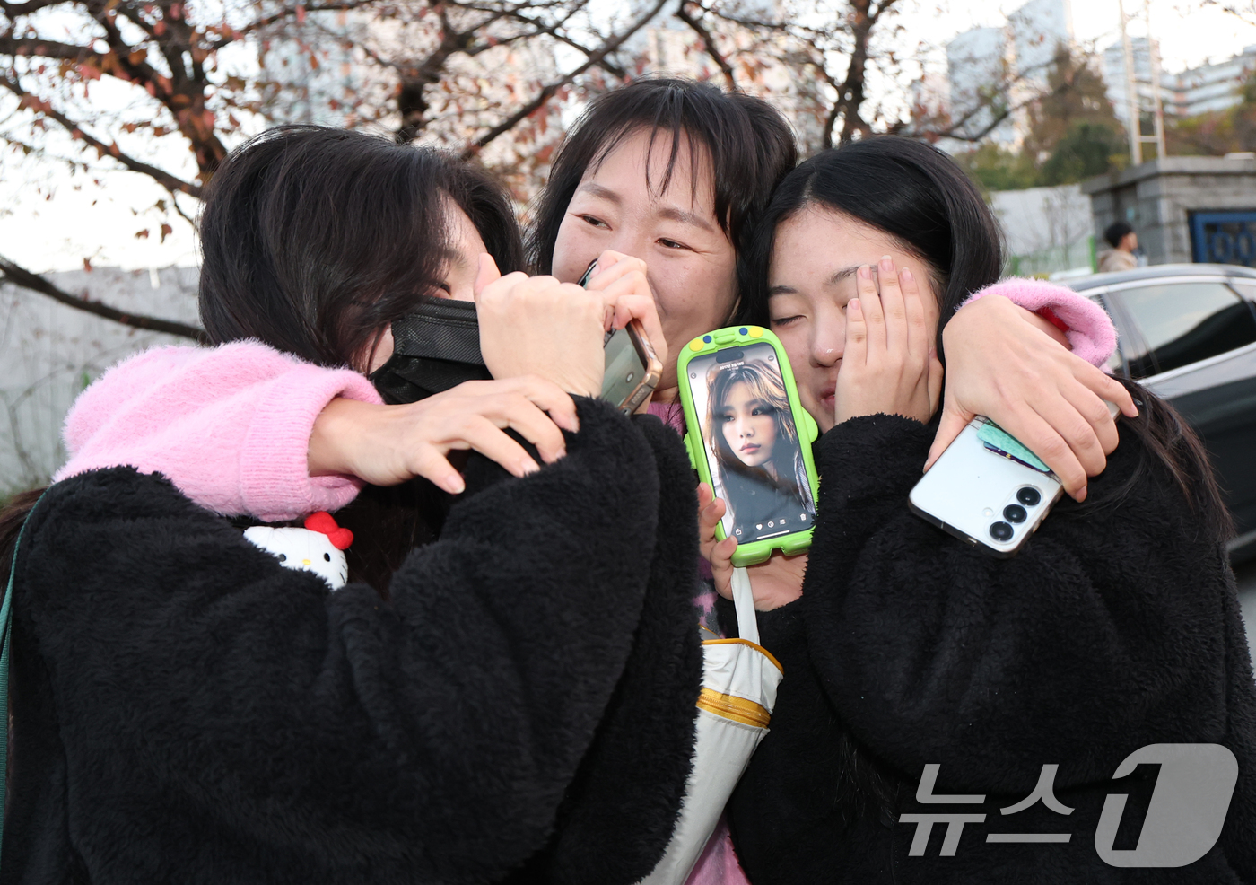 (수원=뉴스1) 김영운 기자 = 2026학년도 대학수학능력시험일인 13일 오후 경기도교육청 제30지구 제20시험장인 수원시 팔달구 영복여자고등학교에서 학부모가 시험을 마치고 나온 …