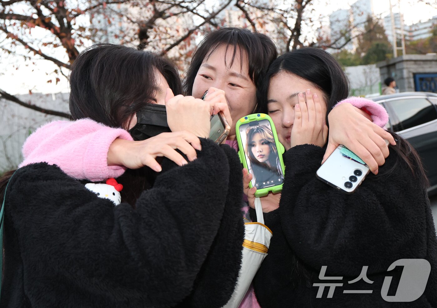 본문 이미지 - 2026학년도 대학수학능력시험일인 13일 오후 경기도교육청 제30지구 제20시험장인 수원시 팔달구 영복여자고등학교에서 학부모가 시험을 마치고 나온 수험생들을 격려하고 있다. 2025.11.13/뉴스1 ⓒ News1 김영운 기자