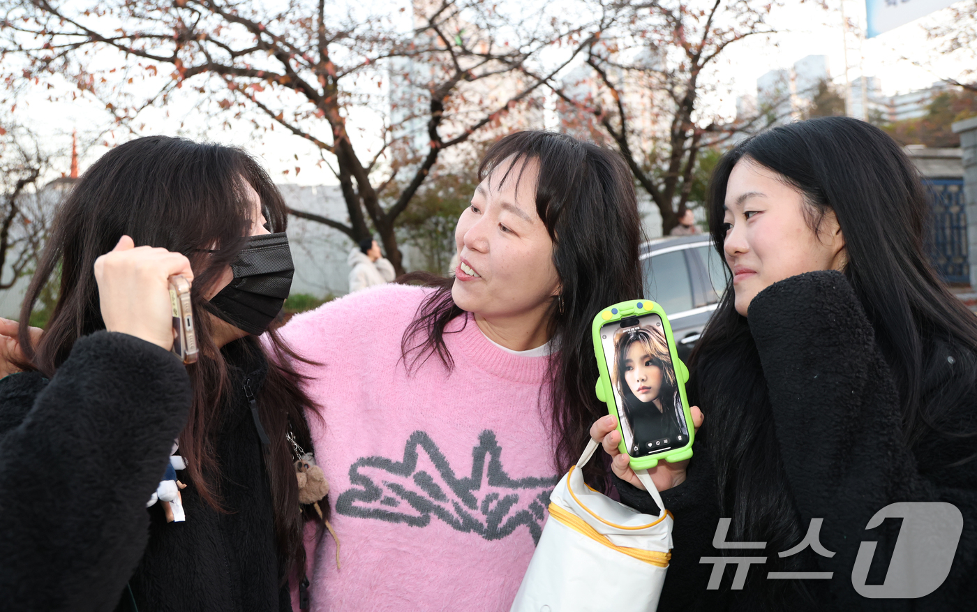 (수원=뉴스1) 김영운 기자 = 2026학년도 대학수학능력시험일인 13일 오후 경기도교육청 제30지구 제20시험장인 수원시 팔달구 영복여자고등학교에서 학부모가 시험을 마치고 나온 …