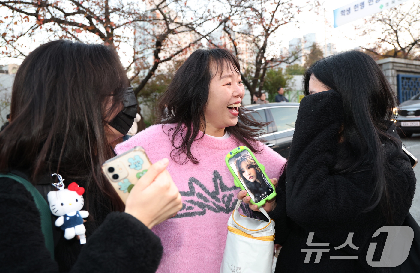 (수원=뉴스1) 김영운 기자 = 2026학년도 대학수학능력시험일인 13일 오후 경기도교육청 제30지구 제20시험장인 수원시 팔달구 영복여자고등학교에서 학부모가 시험을 마치고 나온 …