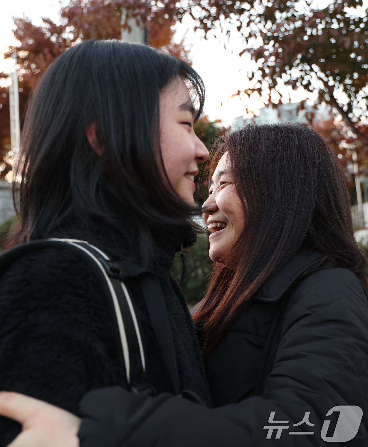 (수원=뉴스1) 김영운 기자 = 2026학년도 대학수학능력시험일인 13일 오후 경기도교육청 제30지구 제20시험장인 수원시 팔달구 영복여자고등학교에서 학부모가 시험을 마치고 나온 …