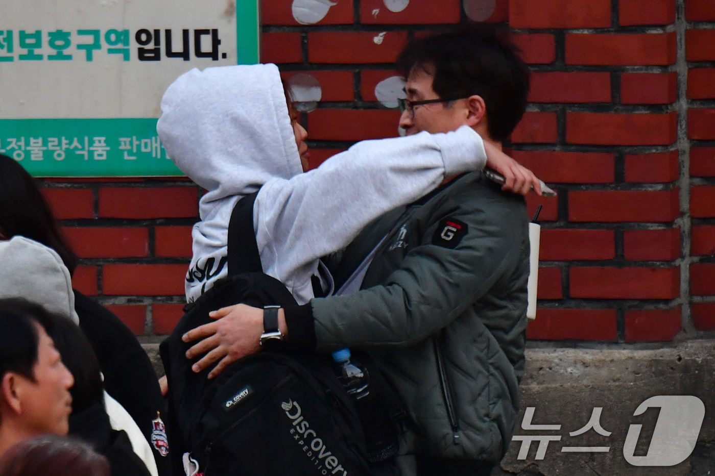 (포항=뉴스1) 최창호 기자 = 13일 오후 경북 포항유성여고에서 2026학년도 수학능력시험을 마친 수험생이 시험장을 나서 부모님과 포옹하고 있다. 2025.11.13/뉴스1