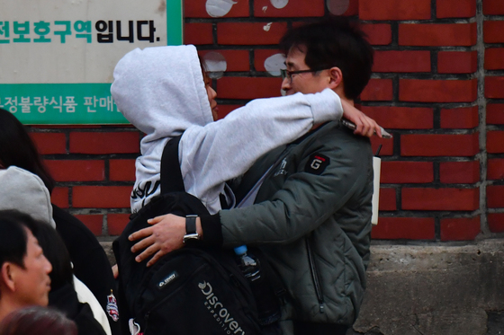 "작년보다 국어·사탐 불수능"…수능 끝낸 수험생들 "치킨 먹을래" 활짝