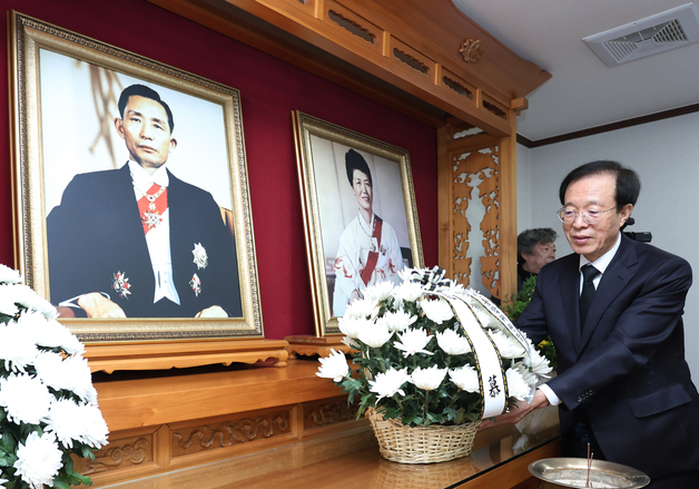 이석연, 박정희 생가 방문…"박 대통령 산업화로 민주주의 이룩해"