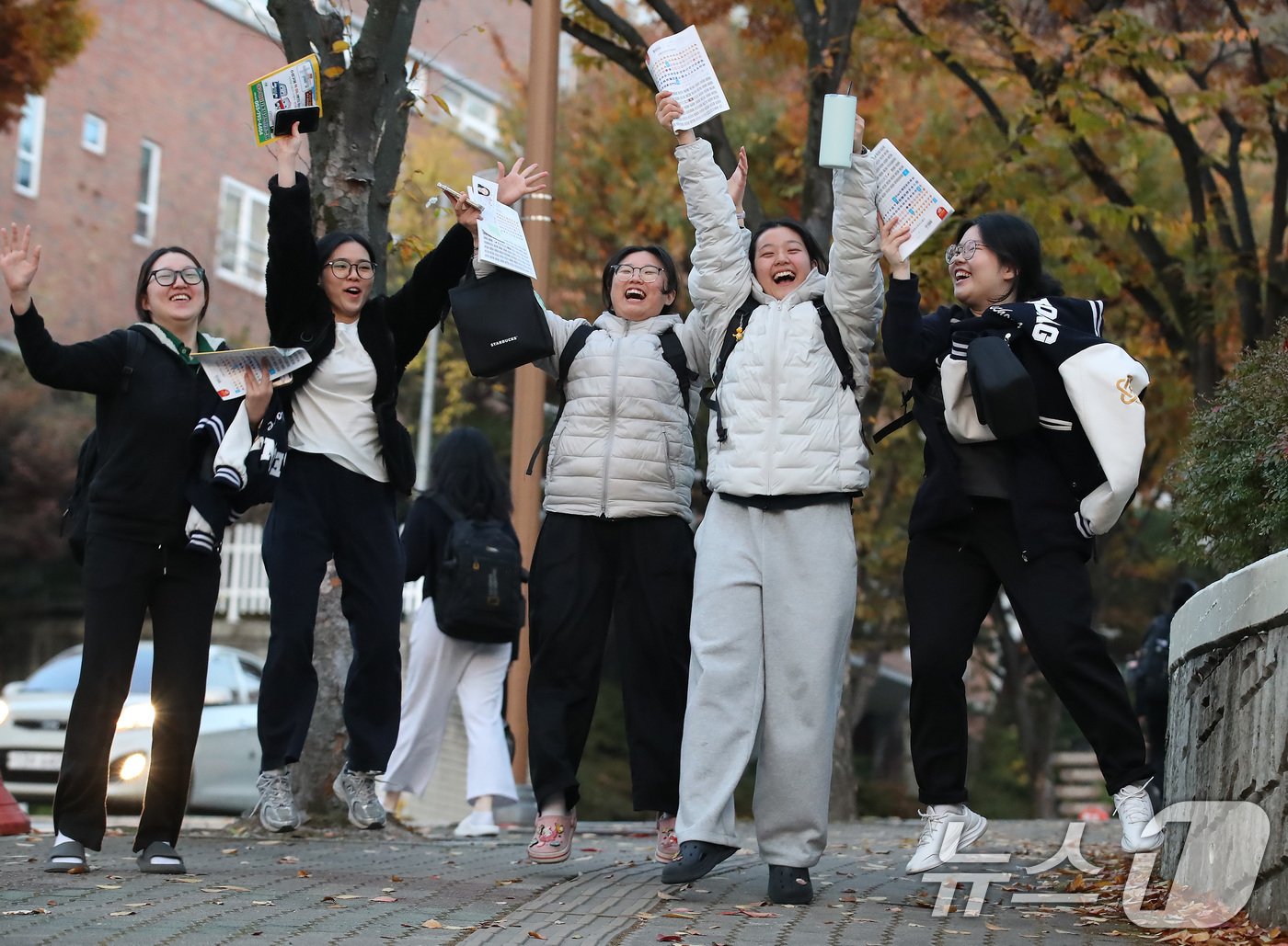 (대구=뉴스1) 공정식 기자 = 2026학년도 대학수학능력시험이 치러진 13일 오후 대구 수성구 정화여고에 마련된 대구시교육청 24지구 제17시험장에서 수능을 마친 수험생들이 온몸 …