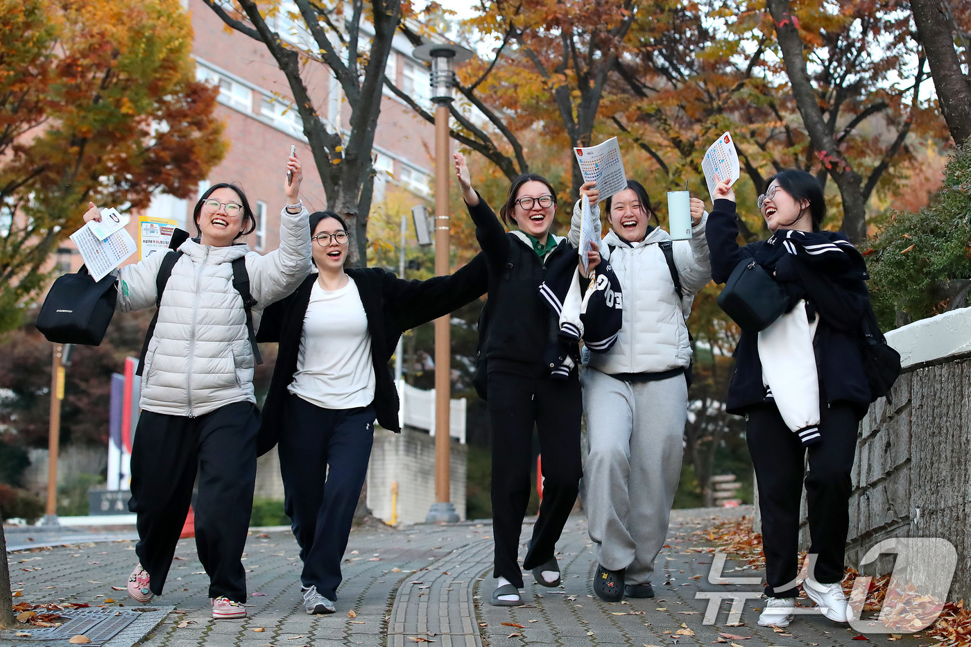 (대구=뉴스1) 공정식 기자 = 2026학년도 대학수학능력시험이 치러진 13일 오후 대구 수성구 정화여고에 마련된 대구시교육청 24지구 제17시험장에서 수능을 마친 수험생들이 온몸 …