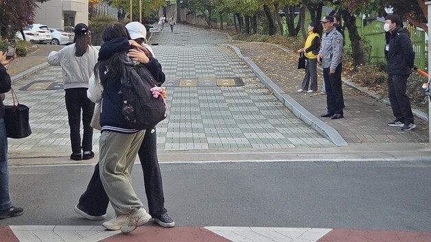 "국어 망했어" "생물 어려워"…우는 자녀 도닥인 학부모들