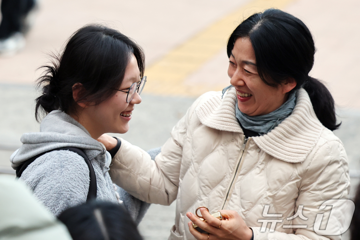 (서울=뉴스1) 황기선 기자 = 2026학년도 대학수학능력시험일인 13일 오후 서울특별시교육청 13지구 제14시험장인 서울 영등포구 여의도여자고등학교에서 수험생이 교문을 나서며 부 …