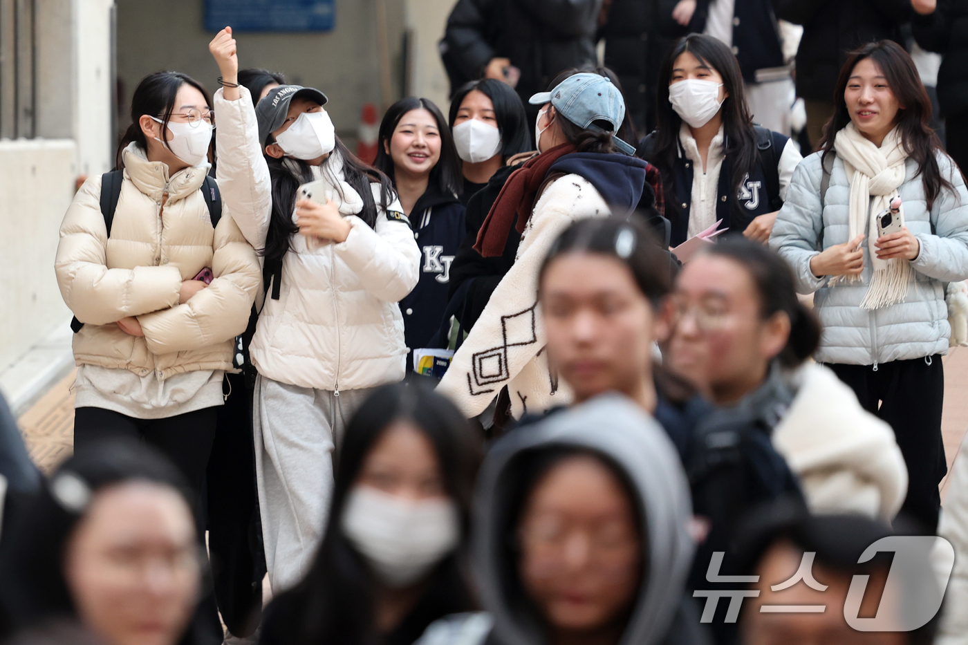 (서울=뉴스1) 황기선 기자 = 2026학년도 대학수학능력시험일인 13일 오후 서울특별시교육청 13지구 제14시험장인 서울 영등포구 여의도여자고등학교에서 수험생들이 시험장을 나서며 …