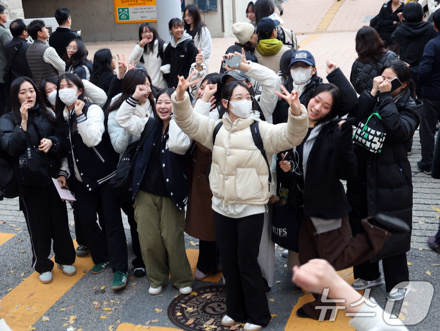 (서울=뉴스1) 황기선 기자 = 2026학년도 대학수학능력시험일인 13일 오후 서울특별시교육청 13지구 제14시험장인 서울 영등포구 여의도여자고등학교에서 수험생들이 시험장을 나서며 …