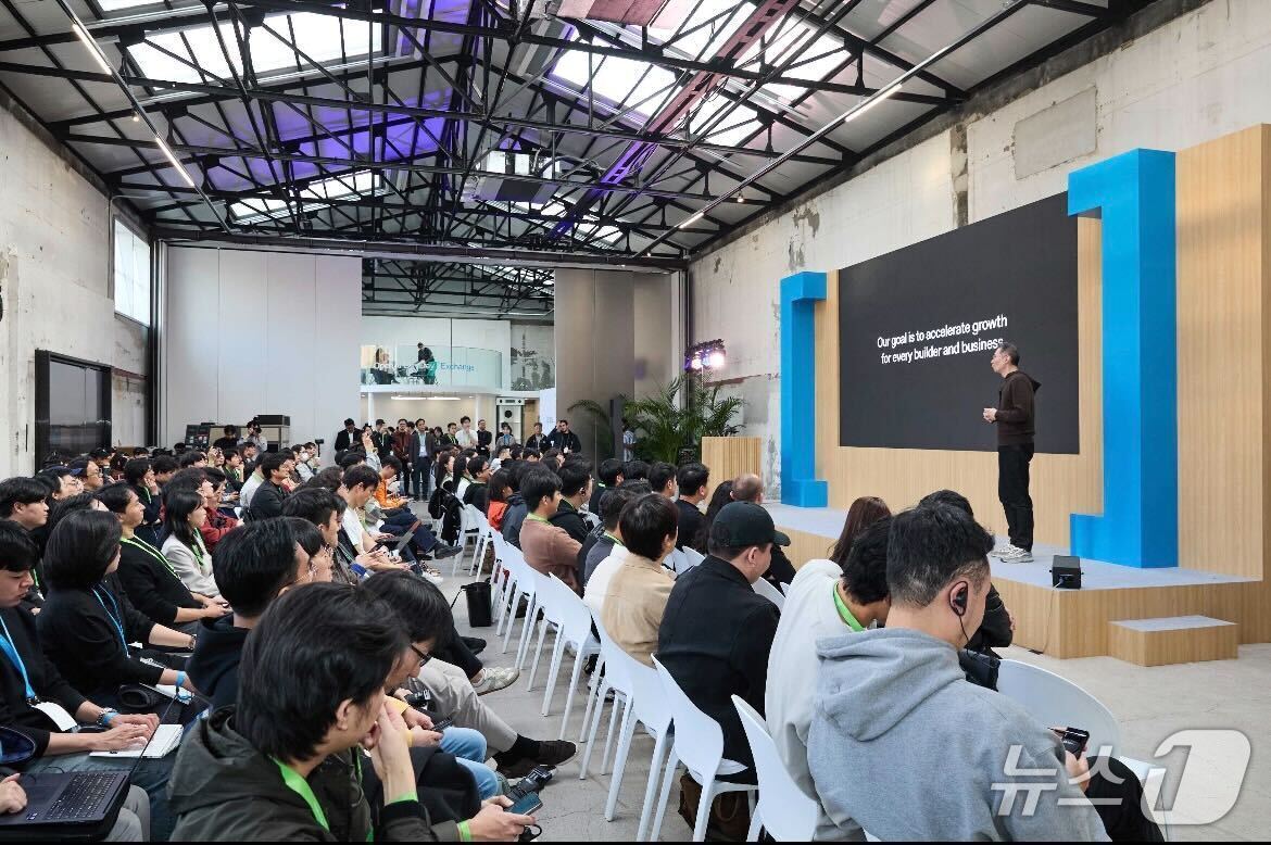 본문 이미지 - 김경훈 오픈AI 코리아 총괄 대표가 데브데이 익스체인지 서울에서 발언하고 있다.&#40;오픈AI 제공&#41;