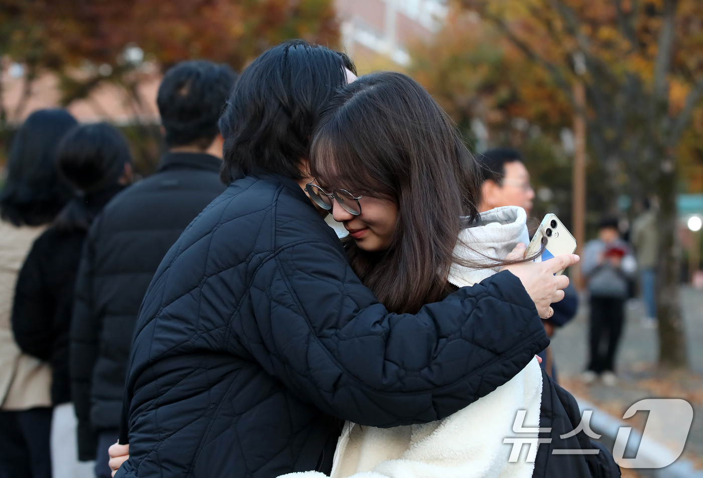 (대구=뉴스1) 공정식 기자 = 2026학년도 대학수학능력시험이 치러진 13일 오후 대구 수성구 정화여고 앞에서 기다리던 수험생 엄마가 수능을 마치고 나온 딸을 안아주고 있다. 2 …