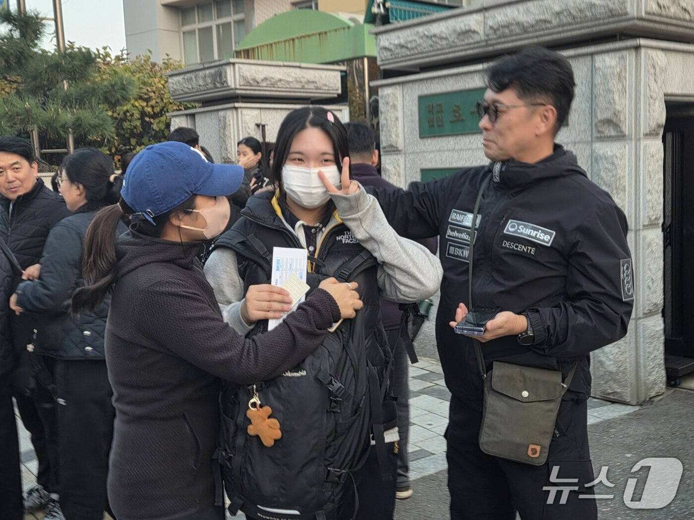 본문 이미지 - 13일 대전 호수돈여고 시험장에서 수능을 마친 수험생이 가족과 함께 미소를 보이고 있다. ⓒ 뉴스1 김종서 기자