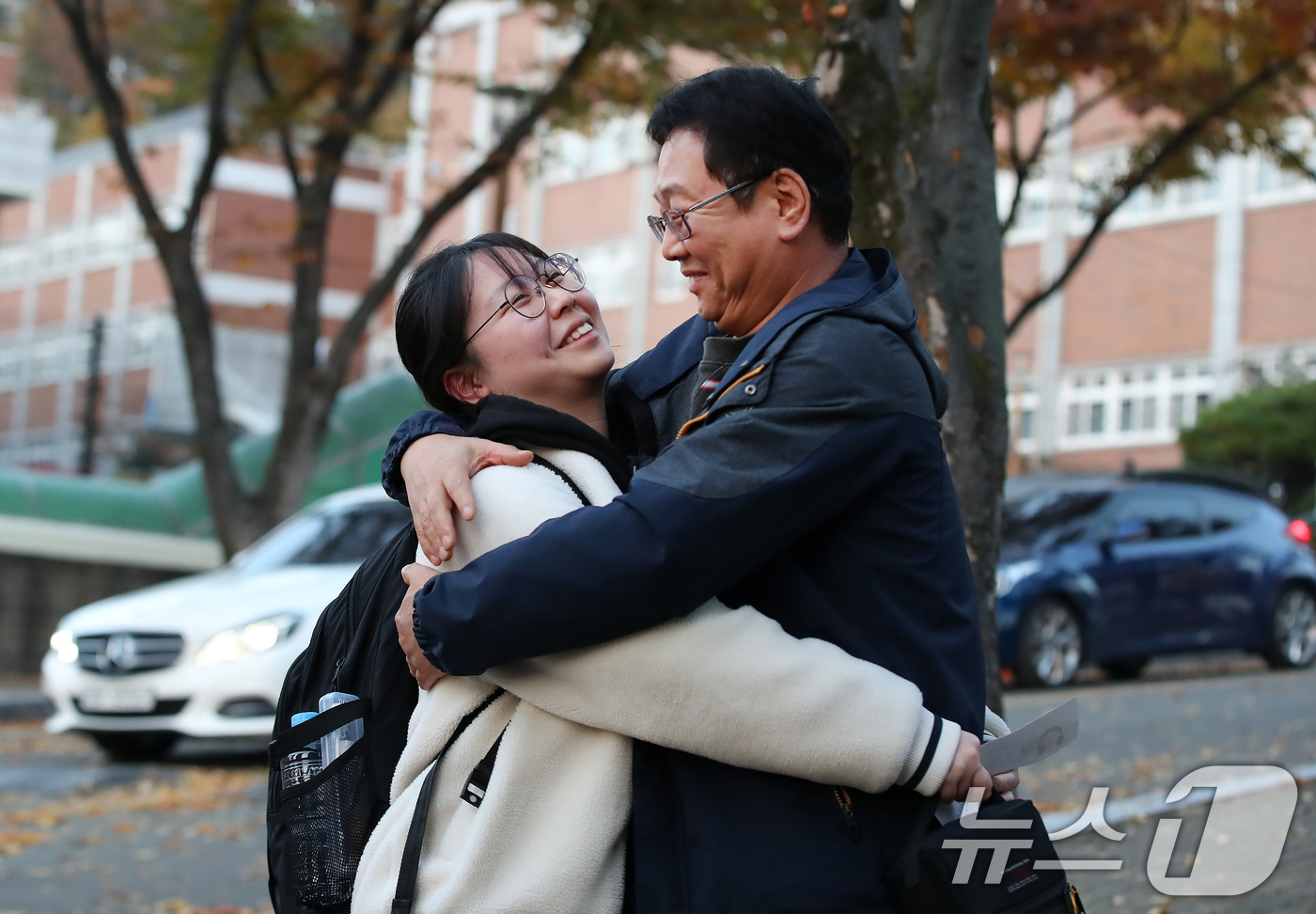 (대구=뉴스1) 공정식 기자 = 2026학년도 대학수학능력시험이 치러진 13일 오후 대구 수성구 정화여고 앞에서 기다리던 수험생 아버지가 수능을 마치고 나온 딸을 안아주고 있다. …