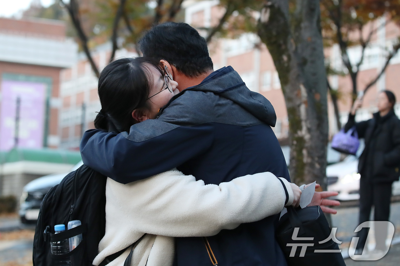 (대구=뉴스1) 공정식 기자 = 2026학년도 대학수학능력시험이 치러진 13일 오후 대구 수성구 정화여고 앞에서 기다리던 수험생 아버지가 수능을 마치고 나온 딸을 안아주고 있다. …