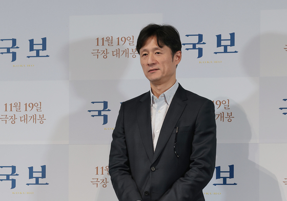 포즈 취하는 이상일 감독