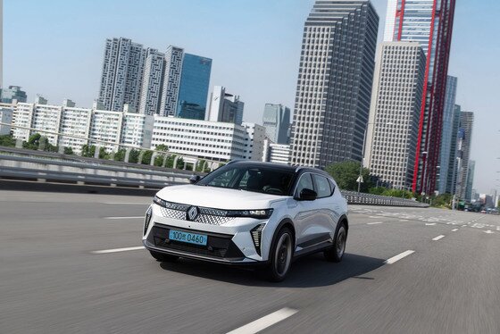 본문 이미지 - 르노코리아 준중형 순수 전기 스포츠유틸리티차(SUV) '세닉 E-테크(Tech) 100% 일렉트릭'. (자료사진) (르노코리아 제공). 2025.08.21.