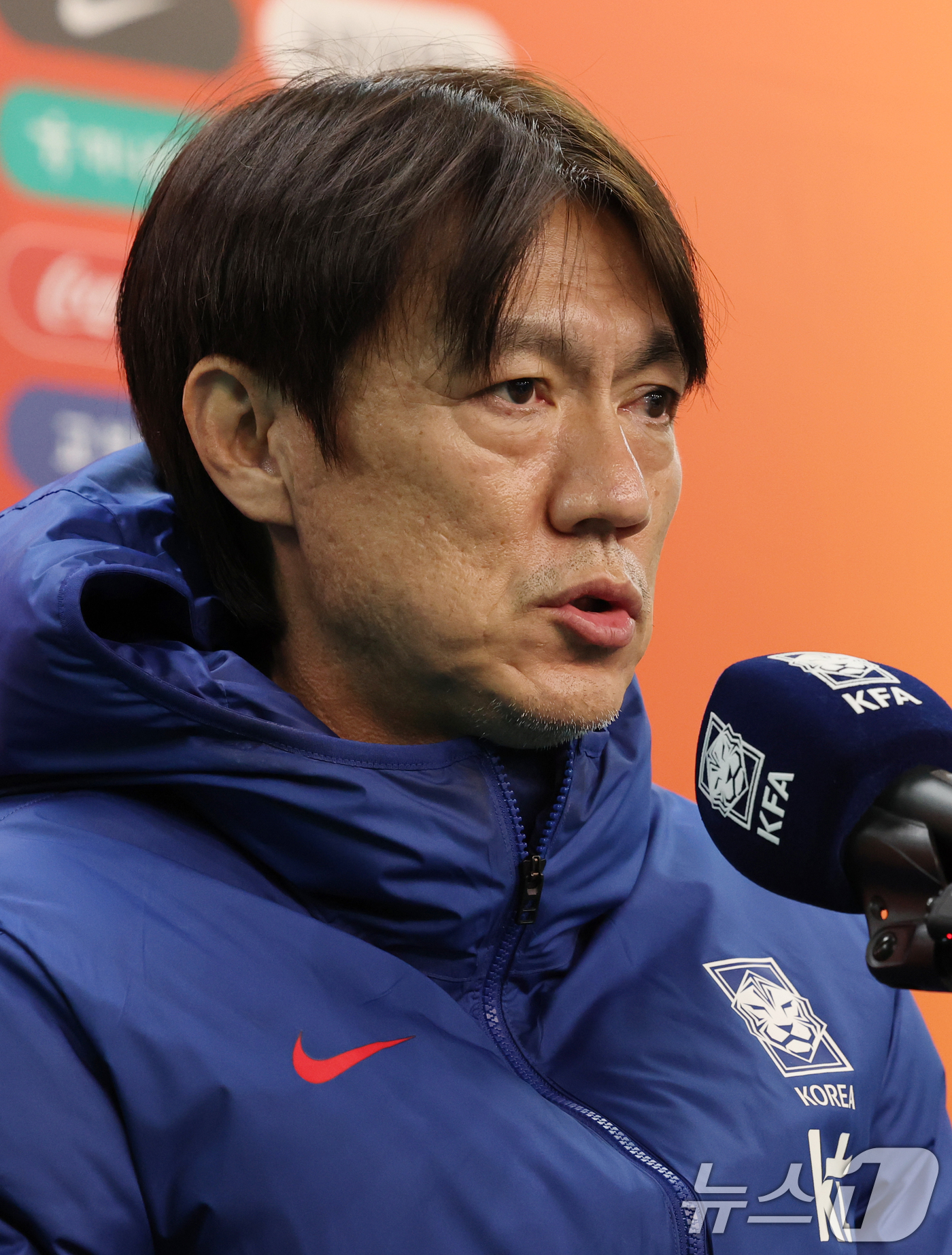 (대전=뉴스1) 김기태 기자 = 홍명보 축구 국가대표팀 감독이 13일 대전 유성구 대전월드컵경기장에서 볼리비아 국가대표팀과 친선경기에 앞서 기자회견을 하고 있다.대한민국 축구 국가 …