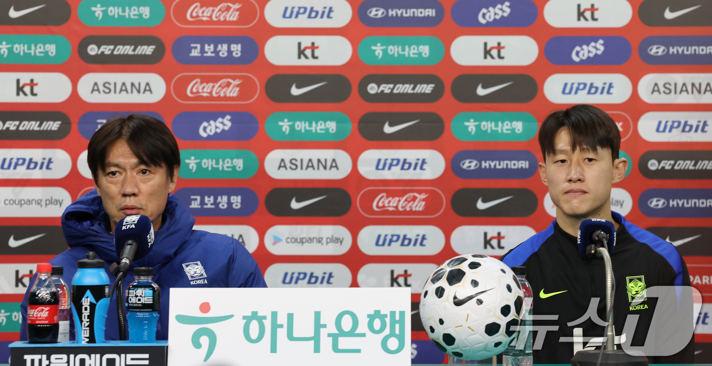 (대전=뉴스1) 김기태 기자 = 홍명보 축구 국가대표팀 감독과 이재성이 13일 대전 유성구 대전월드컵경기장에서 볼리비아 국가대표팀과 친선경기에 앞서 기자회견을 하고 있다.대한민국 …