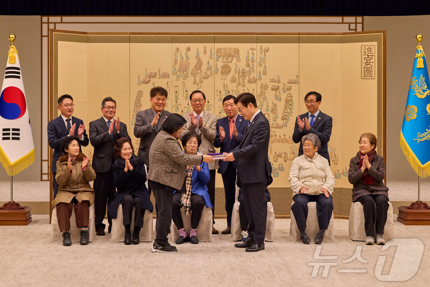 (서울=뉴스1) 허경 기자 = 이재명 대통령이 13일 서울 용산 대통령실 청사에서 열린 민주화실천가족운동협의회 초청 오찬 간담회에서 조순덕 민가협 상임의장으로부터 민가협 40주년 …