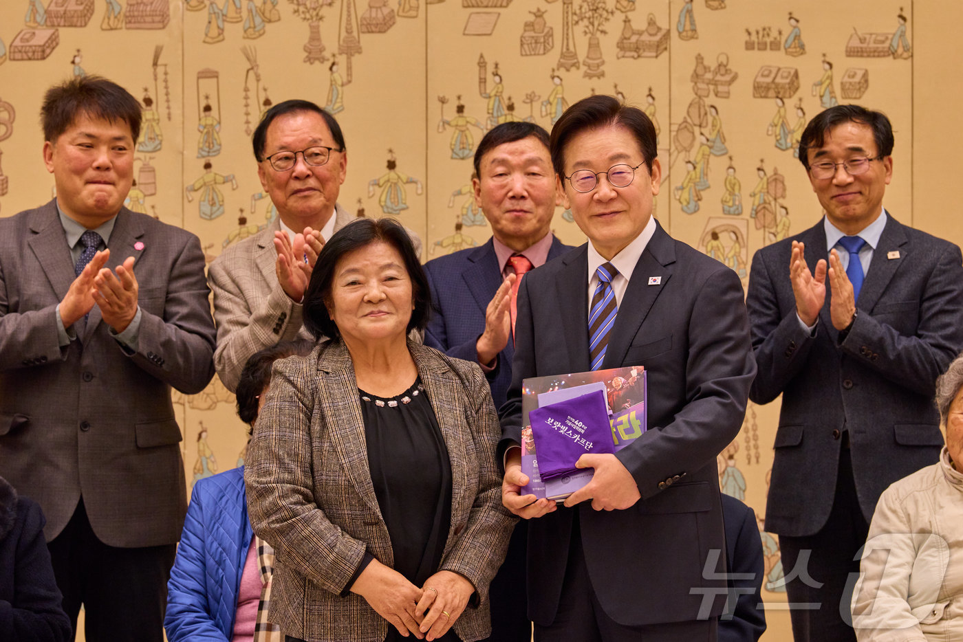 (서울=뉴스1) 허경 기자 = 이재명 대통령이 13일 서울 용산 대통령실 청사에서 열린 민주화실천가족운동협의회 초청 오찬 간담회에서 조순덕 민가협 상임의장으로부터 민가협 40주년 …