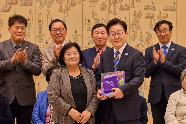 민가협 사진첩 선물 받은 이재명 대통령