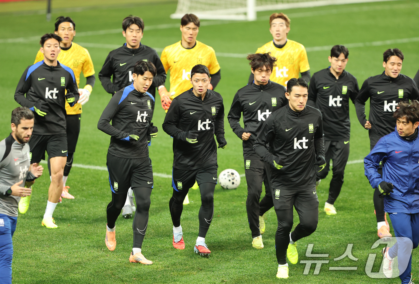 (대전=뉴스1) 김기태 기자 = 축구 국가대표팀 손흥민과 황희찬 등 선수들이 13일 대전 유성구 대전월드컵경기장에서 볼리비아 국가대표팀과 친선경기를 앞두고 훈련을 하고 있다.대한민 …