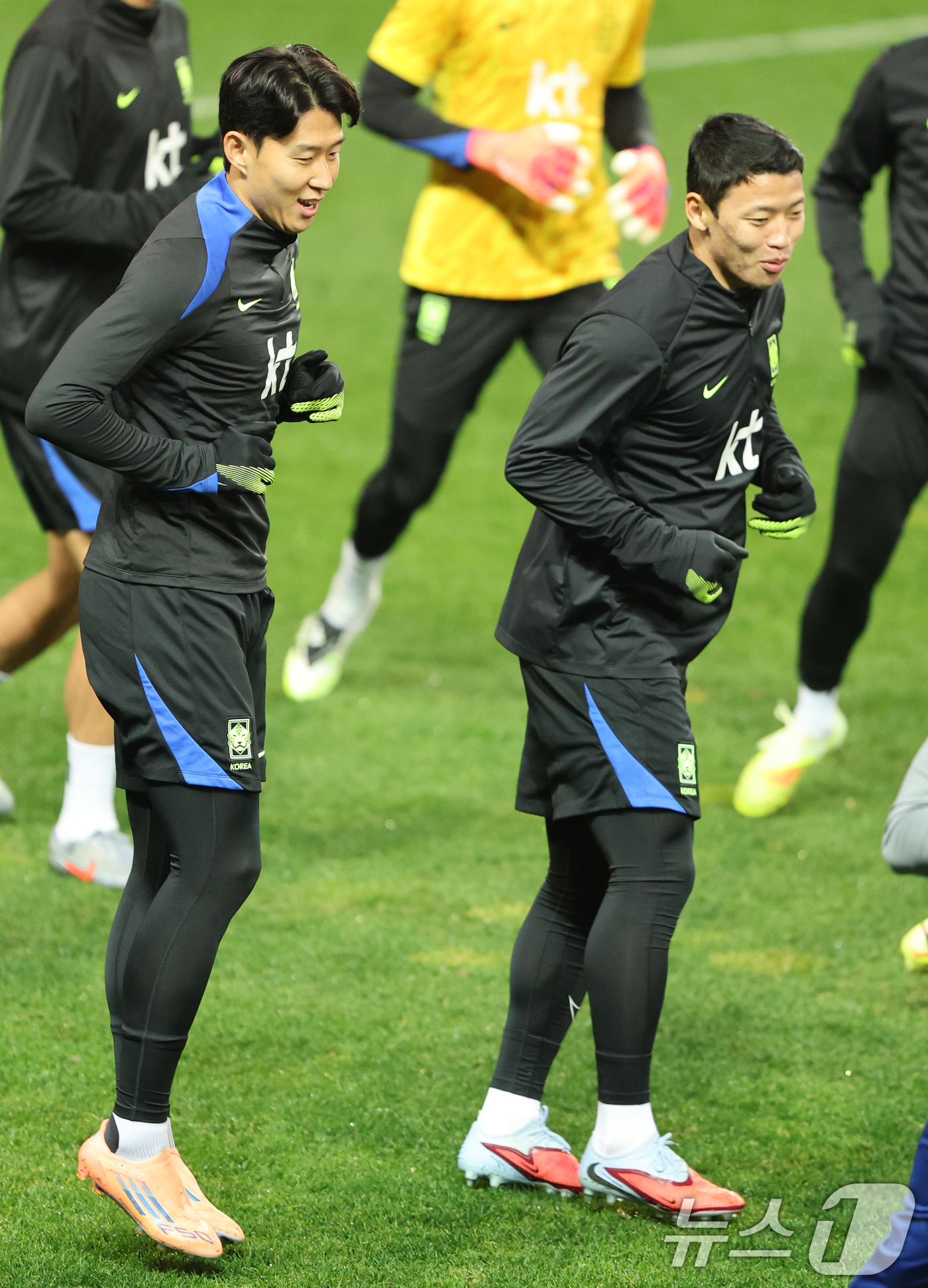 (대전=뉴스1) 김기태 기자 = 축구 국가대표팀 손흥민과 황희찬이 13일 대전 유성구 대전월드컵경기장에서 볼리비아 국가대표팀과 친선경기를 앞두고 훈련을 하고 있다.대한민국 축구 국 …