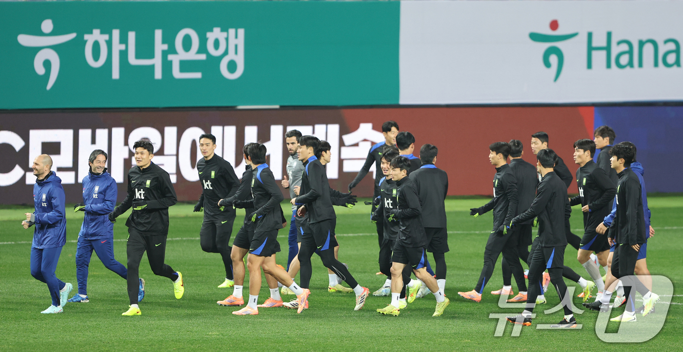(대전=뉴스1) 김기태 기자 = 축구 국가대표팀 선수들이 13일 대전 유성구 대전월드컵경기장에서 볼리비아 국가대표팀과 친선경기를 앞두고 훈련을 하고 있다.대한민국 축구 국가대표팀과 …