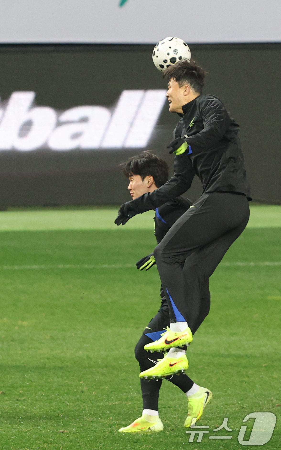 (대전=뉴스1) 김기태 기자 = 축구 국가대표팀 김민재가 13일 대전 유성구 대전월드컵경기장에서 볼리비아 국가대표팀과 친선경기를 앞두고 훈련을 하고 있다.대한민국 축구 국가대표팀과 …