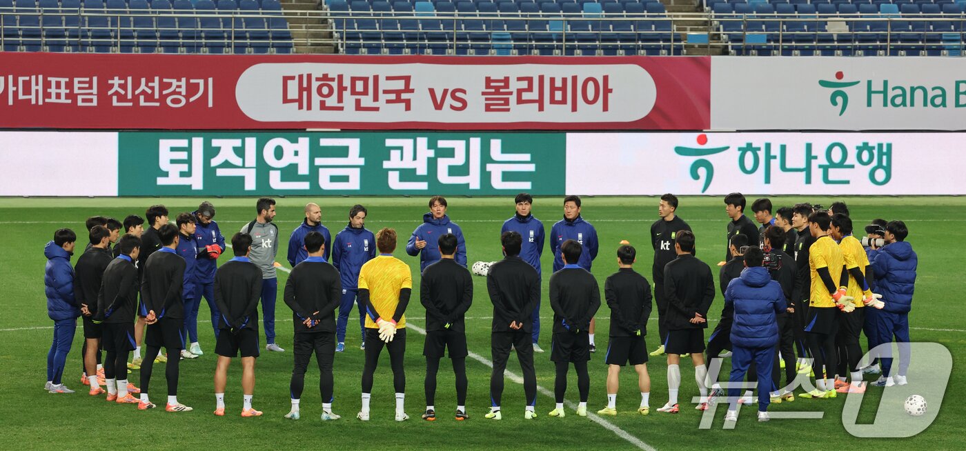 본문 이미지 - 축구 국가대표팀이 13일 대전 유성구 대전월드컵경기장에서 볼리비아 국가대표팀과 친선경기에 앞서 훈련을 하고 있다. 대한민국 축구 국가대표팀과 볼리비아의 친선경기는 14일 오후 8시 대전월드컵경기장에서 열린다. ⓒ News1 김기태 기자