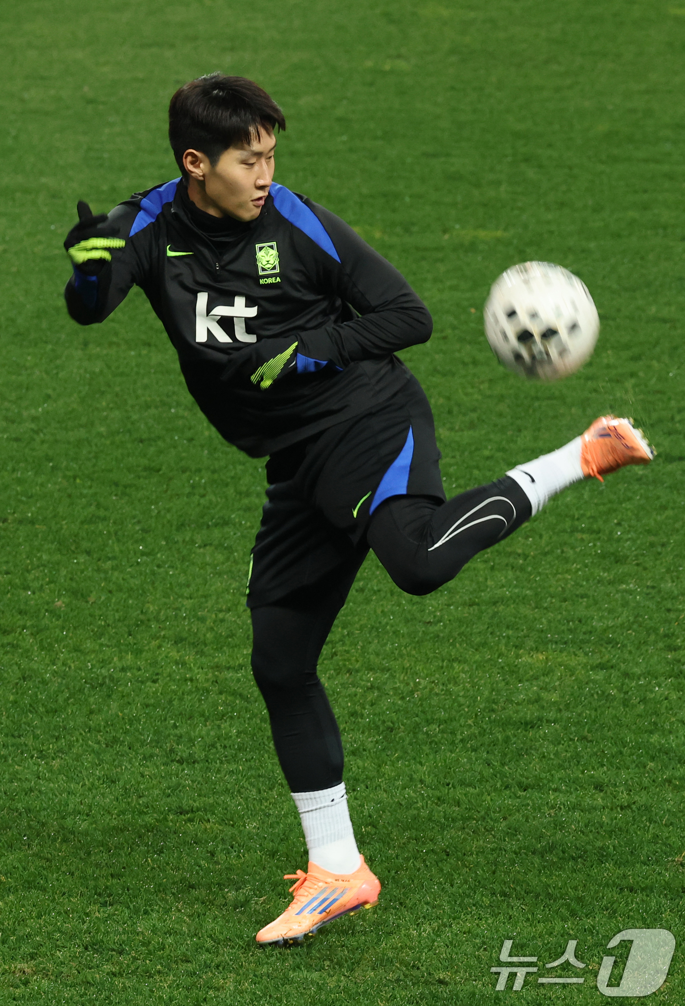 (대전=뉴스1) 김기태 기자 = 축구 국가대표팀 이강인이 13일 대전 유성구 대전월드컵경기장에서 볼리비아 국가대표팀과 친선경기를 앞두고 훈련을 하고 있다.대한민국 축구 국가대표팀과 …