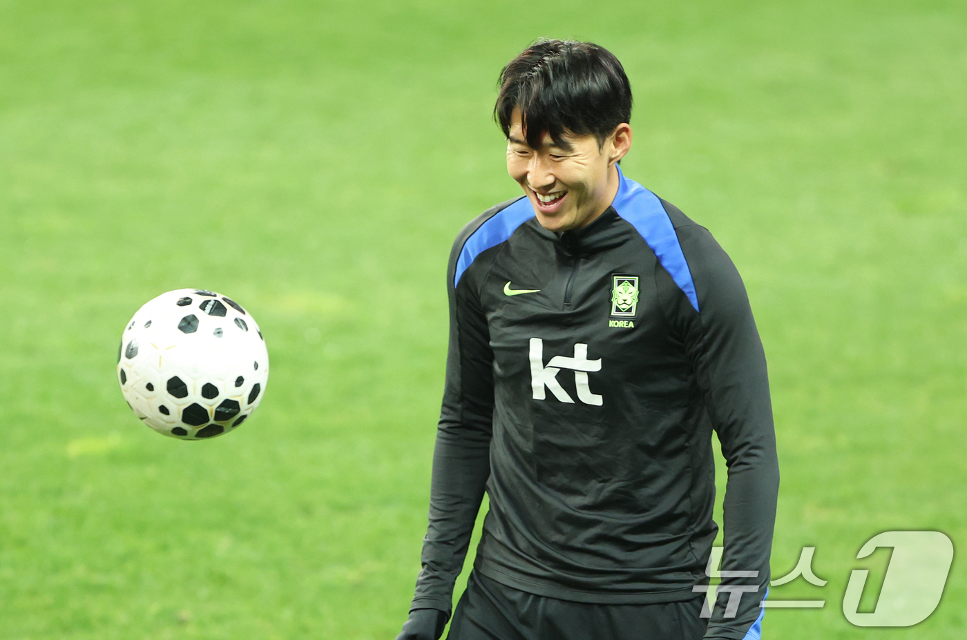 (대전=뉴스1) 김기태 기자 = 축구 국가대표팀 손흥민이 13일 대전 유성구 대전월드컵경기장에서 볼리비아 국가대표팀과 친선경기에 앞서 훈련을 하고 있다.대한민국 축구 국가대표팀과 …