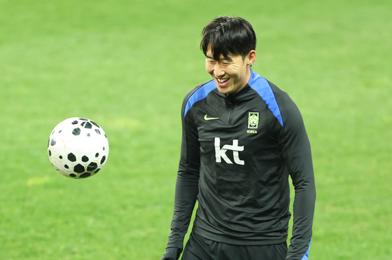 분위기 좋게 훈련 시작하는 손흥민
