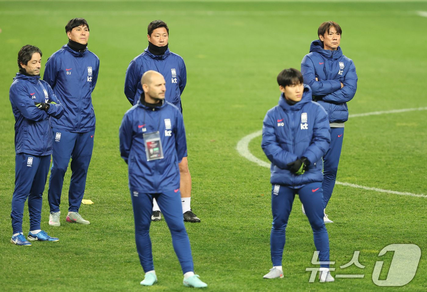 (대전=뉴스1) 김기태 기자 = 축구 국가대표팀 홍명보 감독과 코칭스테프가 13일 대전 유성구 대전월드컵경기장에서 볼리비아 국가대표팀과 친선경기에 앞서 훈련을 바라보고 있다.대한민 …