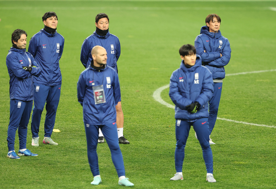 대표팀 훈련 바라보는 홍명보 감독