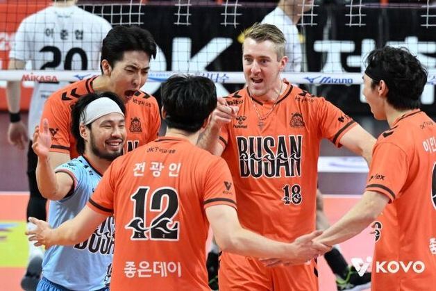 프로배구 OK저축은행, 현대캐피탈 3-2 제압…부산 홈 첫승