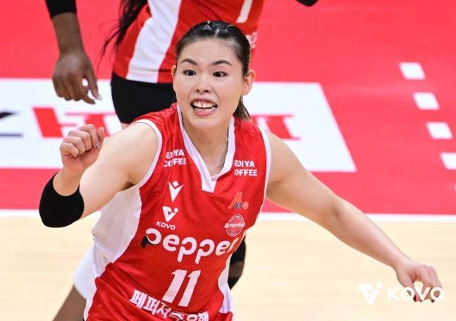 본문 이미지 - 여자배구 페퍼저축은행이 흥국생명을 꺾고 2위로 도약했다.&#40;KOVO 제공&#41;