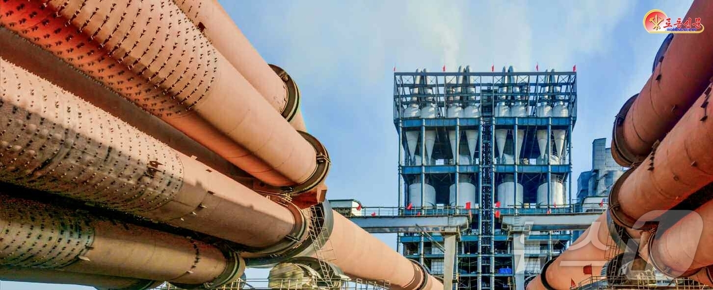 (평양 노동신문=뉴스1) = 북한 노동당 기관지 노동신문은 14일 '건재공업부문에서 일평균 수천 톤의 세멘트(시멘트)를 더 생산하여 대고조전구들에 보내주고 있다"며 순천세멘트연합기 …