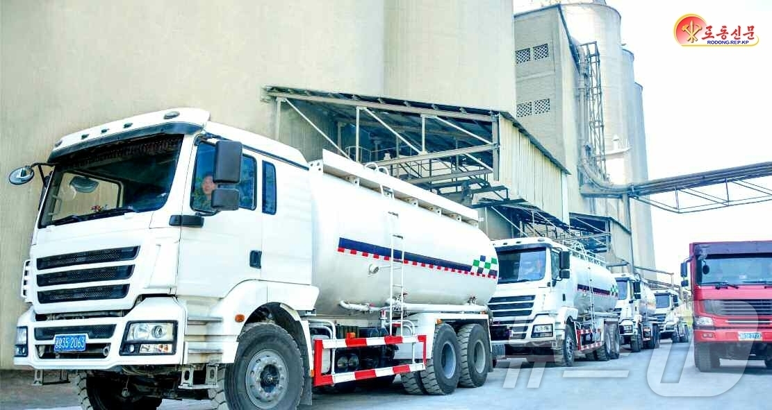 (평양 노동신문=뉴스1) = 북한 노동당 기관지 노동신문은 14일 "건재공업부문에서 일평균 수천 톤의 시멘트를 더 생산하여 대고조전구들에 보내주고 있다"며 순천시멘트연합기업소를 조 …