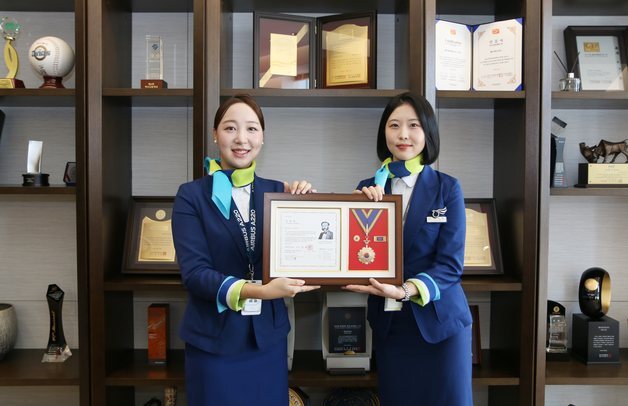 '사랑의 기내 모금활동' 에어부산 대한적십자사 명예장 수상