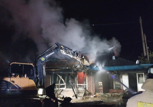 아궁이서 난 불로 주택 전소…60대 남성 대피